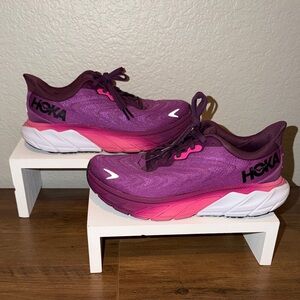 Hoka Arahi 6 Magenta and Fuchsia Athletic Shoes